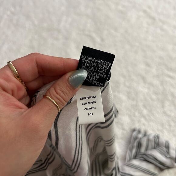 Torrid NWT Women's White/ Black Strip KeyHole Long Sleeve Elastic Waist Band Sz2 - Picture 6 of 7